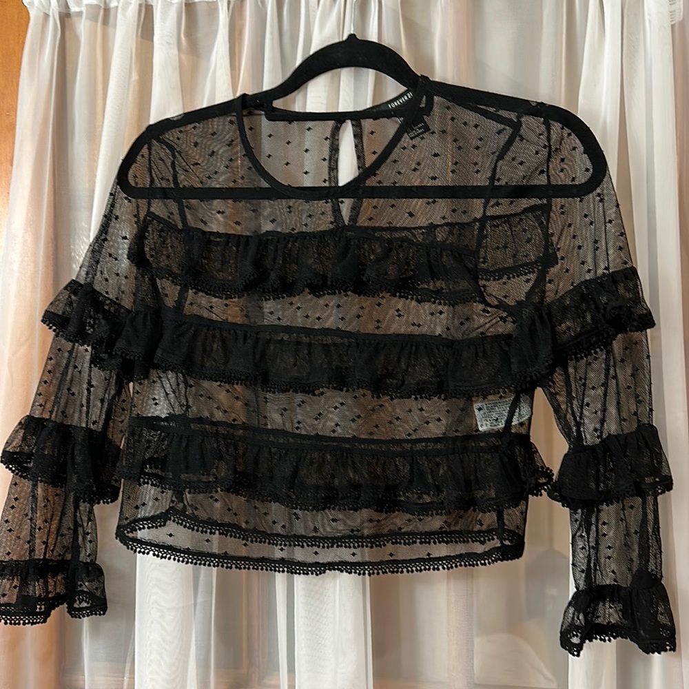 Stunning black cropped top lots of beautiful details